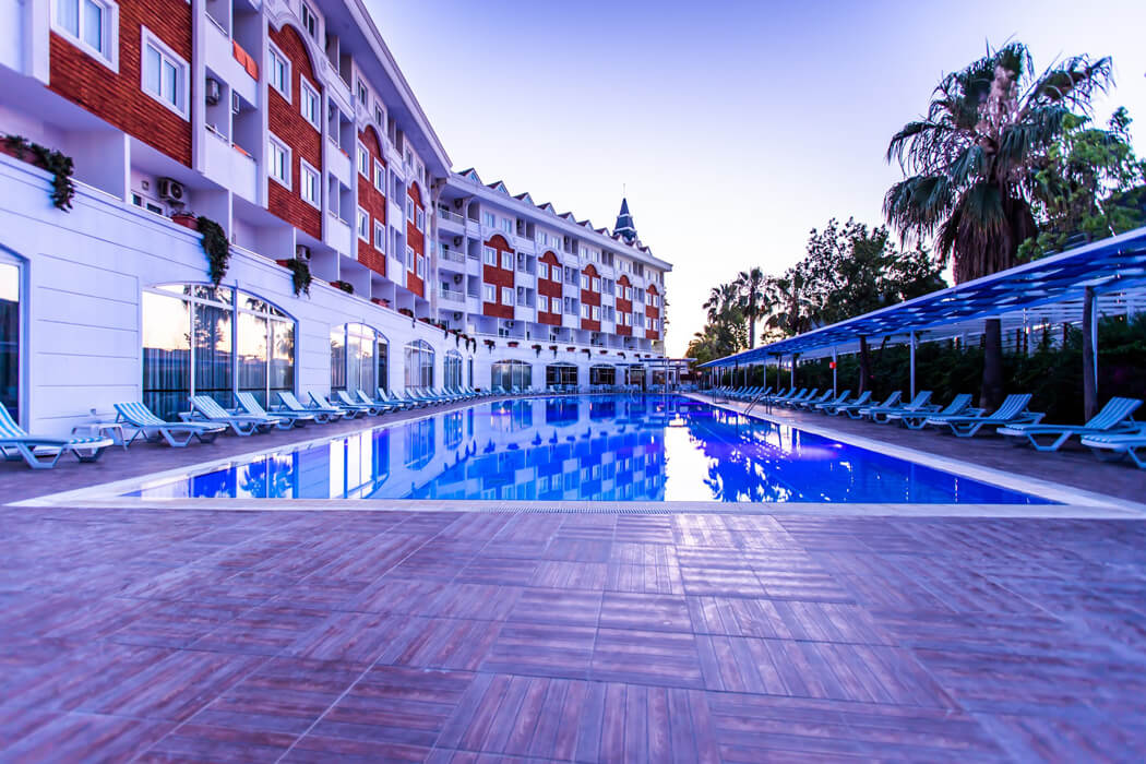 Hotel Side Royal Paradise - leżaki przy basenie