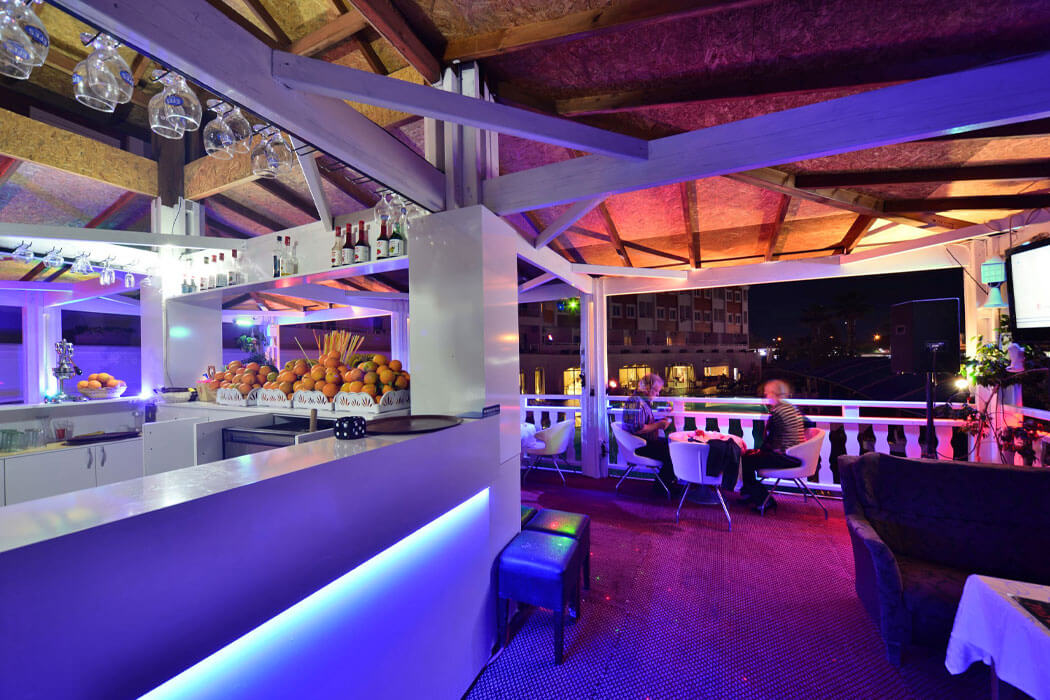Hotel Side Royal Paradise - oświetlony bar w lobby