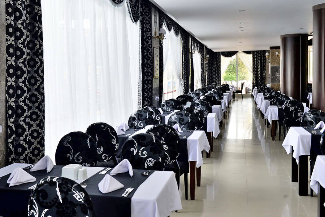 Hotel Side Royal Paradise - stoliki w restauracji głównej