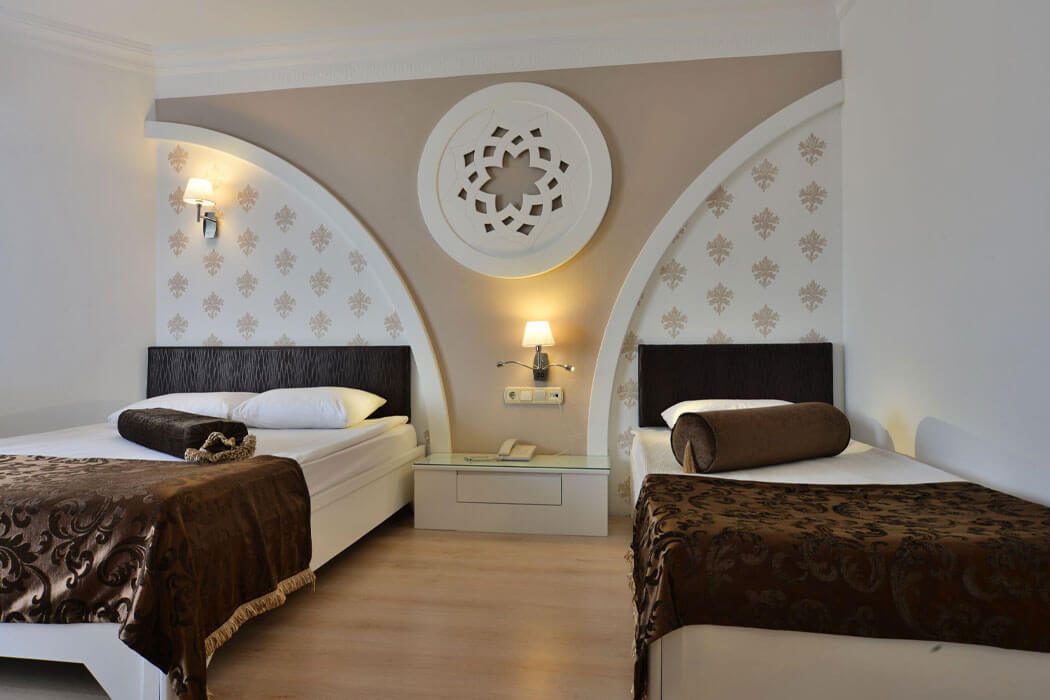 Hotel Side Royal Paradise - widok na łóżka w pokoju rodzinnym