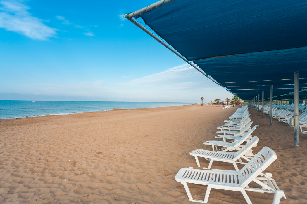 Hotel Club Grand Aqua - leżaki na plaży