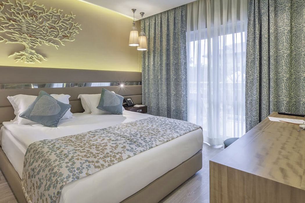 Hotel Club Grand Aqua - pokój z łóżkiem małżeńskim