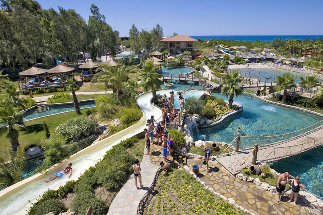 Hotel Club Grand Aqua - widok na baseny