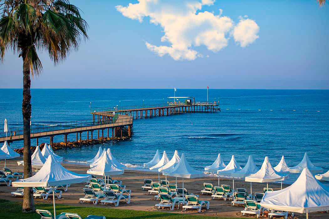 Turquoise Hotel - pomost i plaża