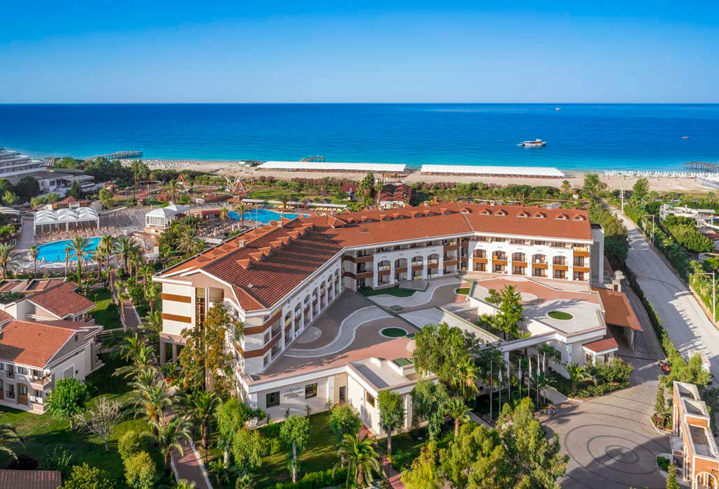 Club Hotel Turan Prince World - widok na morze i hotel z basenami