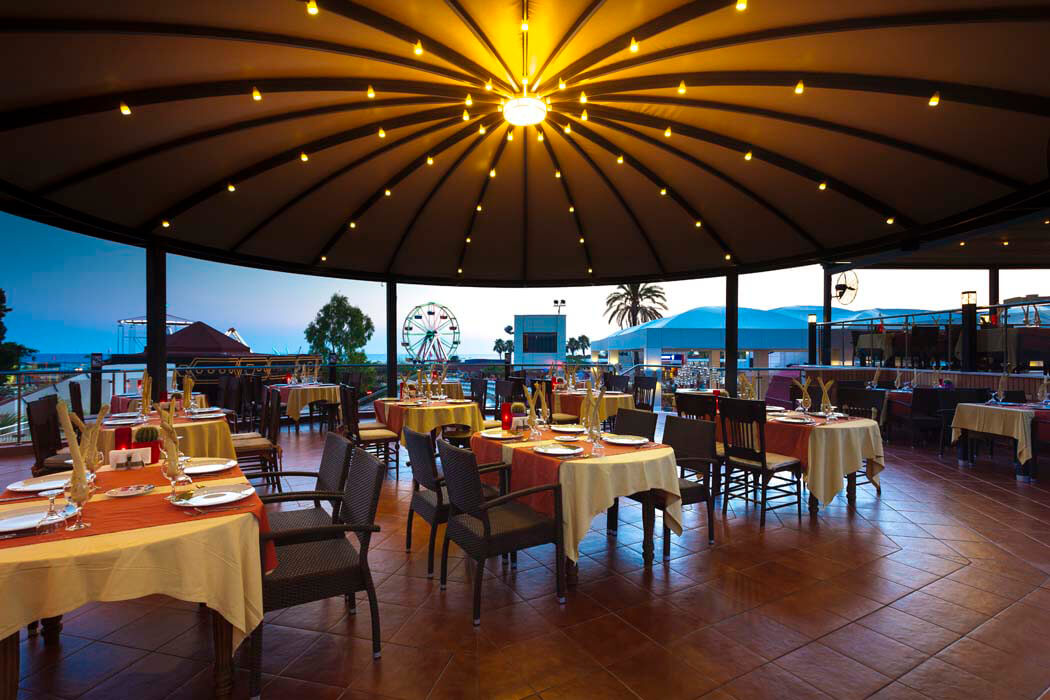 Club Hotel Turan Prince World - restauracja z widokiem na morze