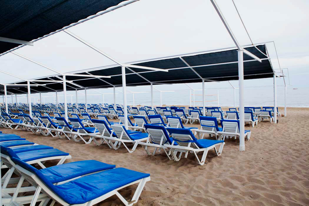 Hotel Club Side Coast - piaszczysta plaża z zadaszonymi leżakami