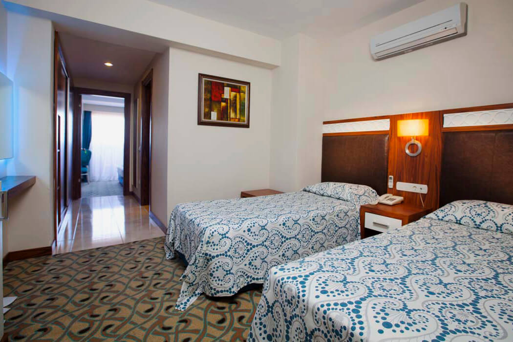 Hotel Club Side Coast - pokoje rodzinny - sypialnia z dwoma łóżkami