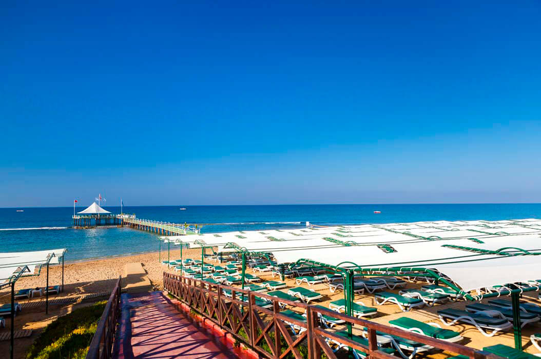 Hotel Turan Prince - zadaszone lezaki na plaży