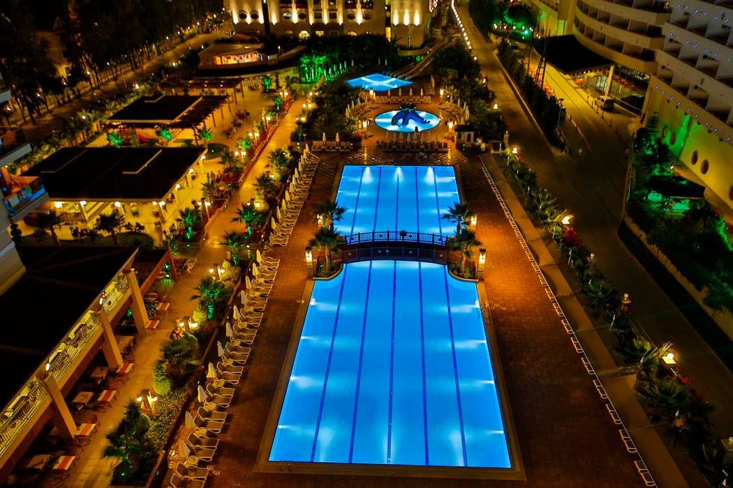 Hotel Dizalya Palm Garden - podświetlone baseny