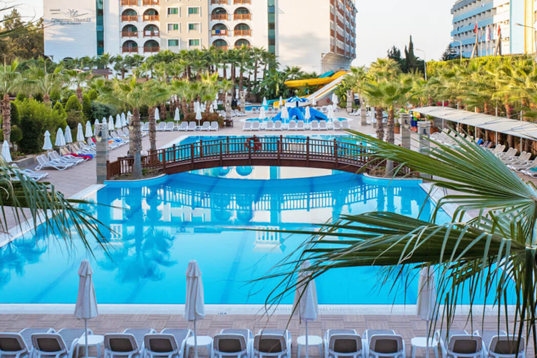 Dizalya Palm Garden Hotel - basen z mostkiem