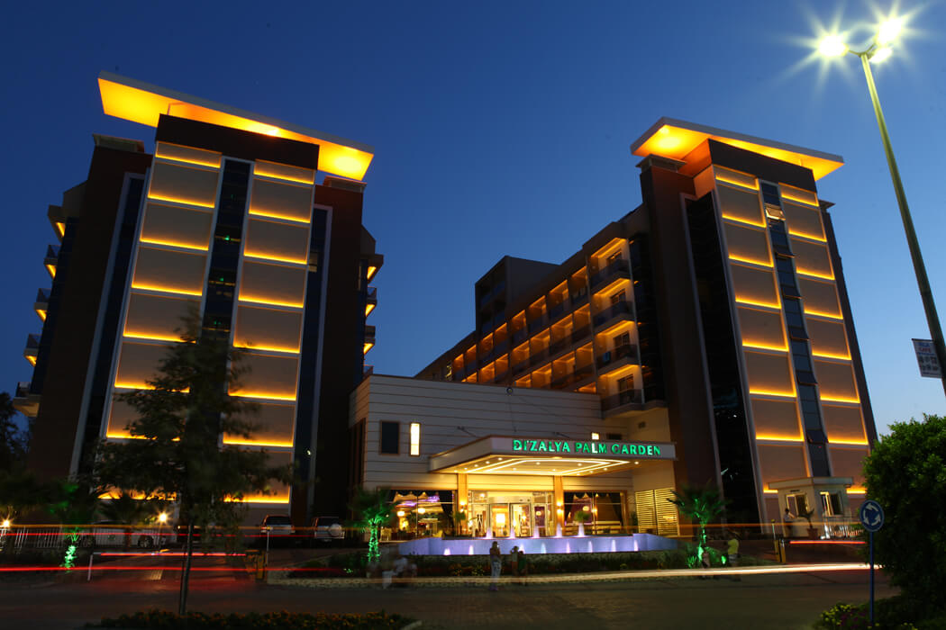 Dizalya Palm Garden Hotel - budynek wieczorem
