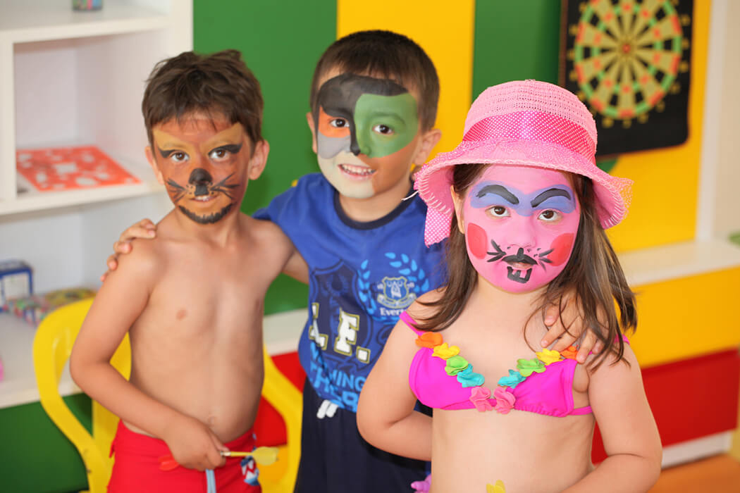 Dizalya Palm Garden Hotel - dzieci z pomalowanymi twarzami