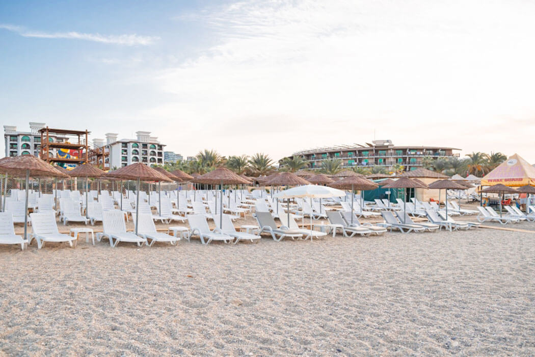 Hotel Dizalya Palm Garden - parasole i leżaki na plazy