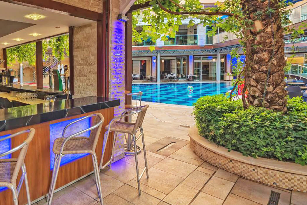 Tac Premier Hotel & Spa - bar przy basenie