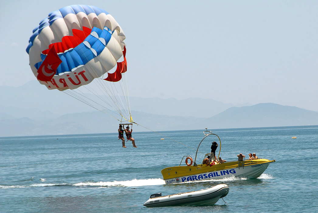 Palmeras Beach Hotel - parasailing