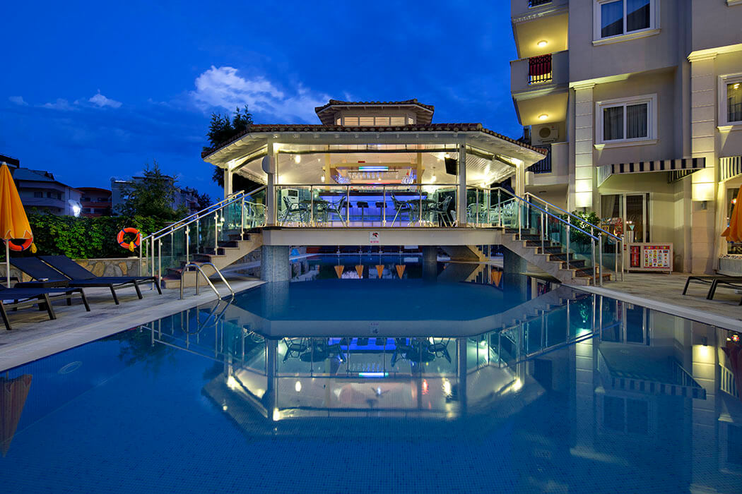 Hotel Villa Sunflower Aparts & Suites - bar przy basenie