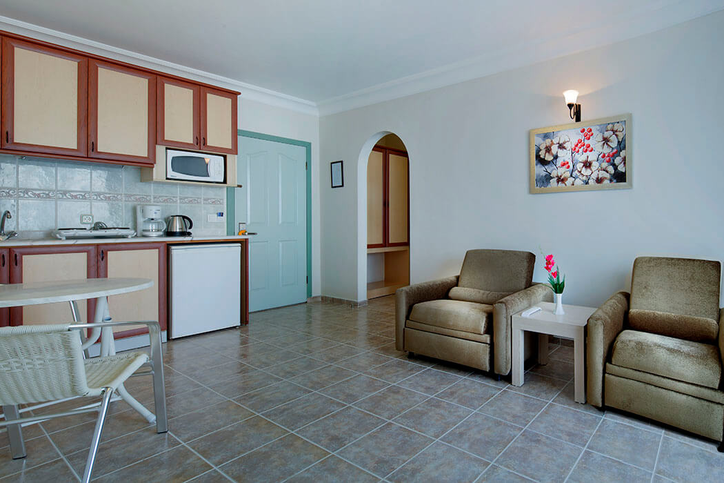 Hotel Villa Sunflower Aparts & Suites - salon z aneksem w pokoju rodzinnym