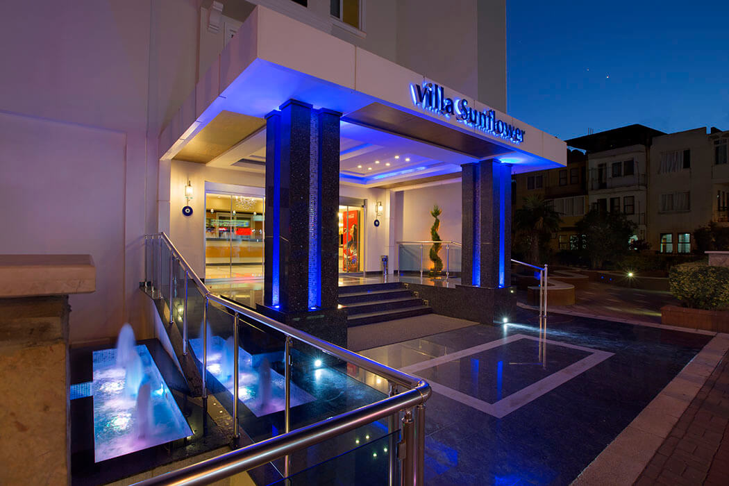 Hotel Villa Sunflower Aparts & Suites - wejście do hotelu