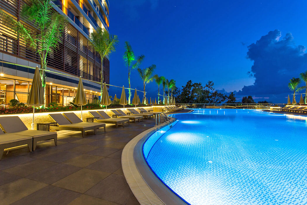 Michell Hotel Spa Beach Club Adult Only - oświetlony basen