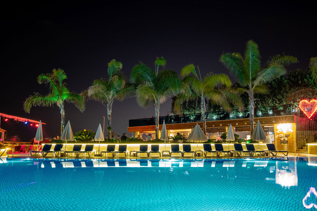 Michell Hotel Spa Beach Club Adult Only - oświetlony teren przy basenie