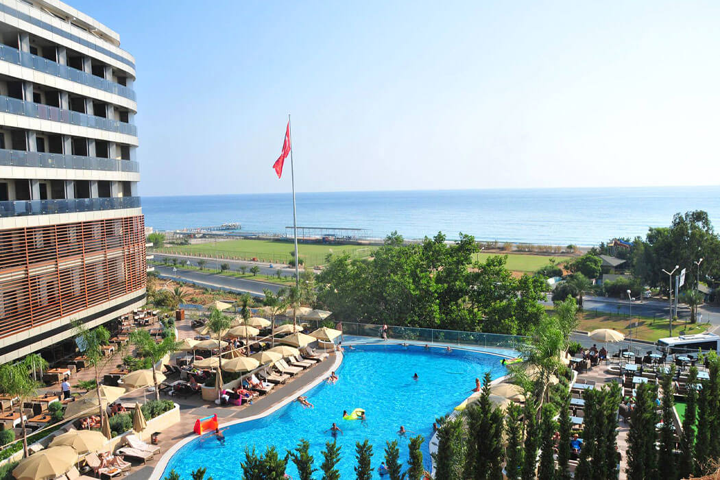 Michell Hotel Spa Beach Club Adult Only - widok na teren hotelu i na morze
