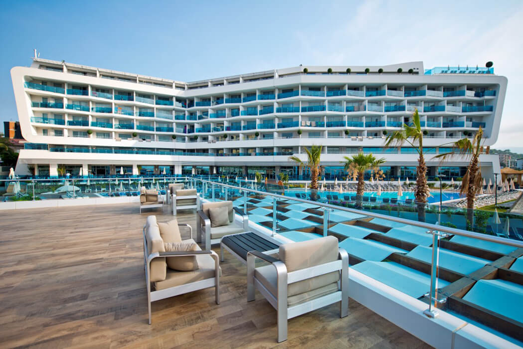 Selene Beach & Spa Hotel - widok z restauracji na budynek i na basen