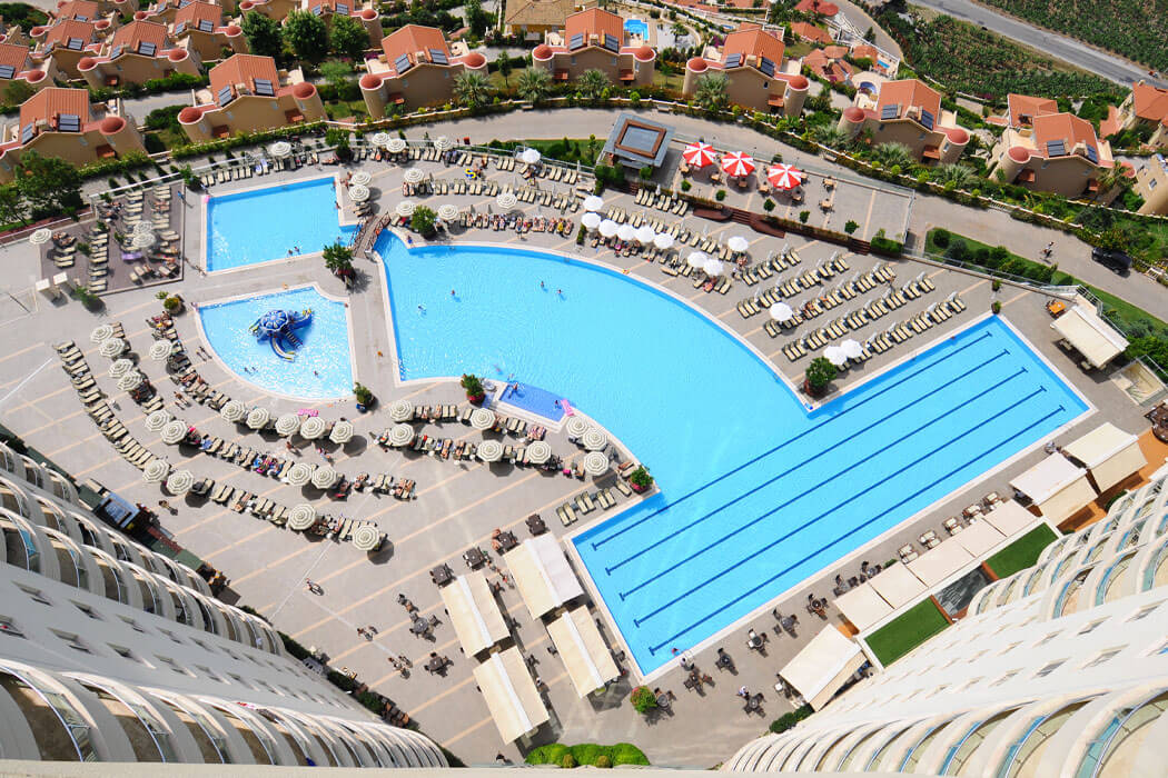 Goldcity Hotel - teren przy basenach