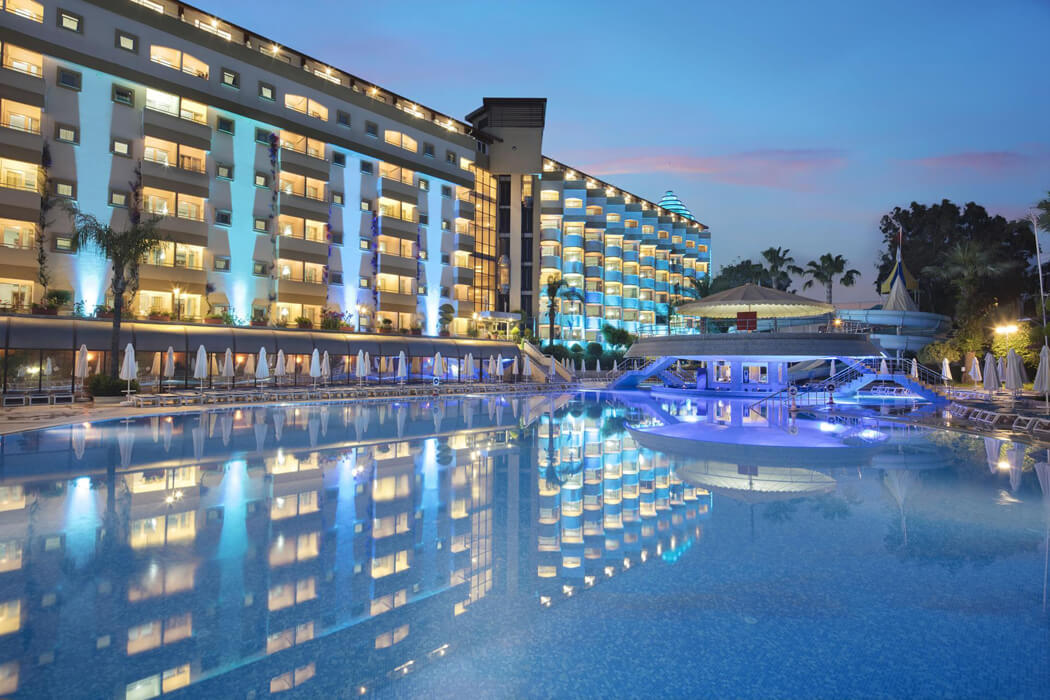 Saphir Hotel & Villas - podświetlony basen