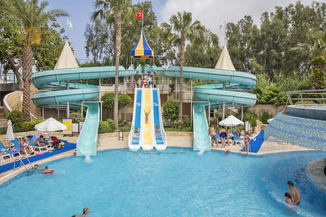Saphir Hotel & Villas - zjeżdżalnie do basenu