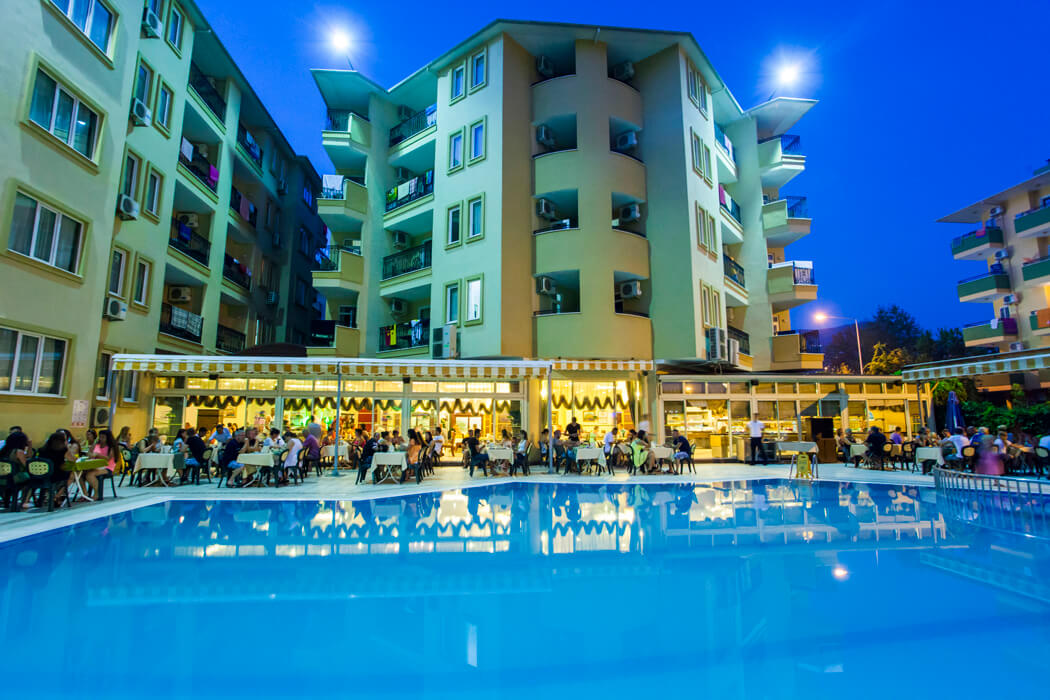 Kleopatra Royal Palm Hotel - wieczór przy basenie