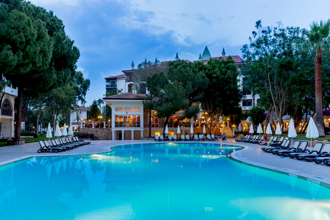Swandor Hotels Resort Topkapi Palace - podświetlony basen
