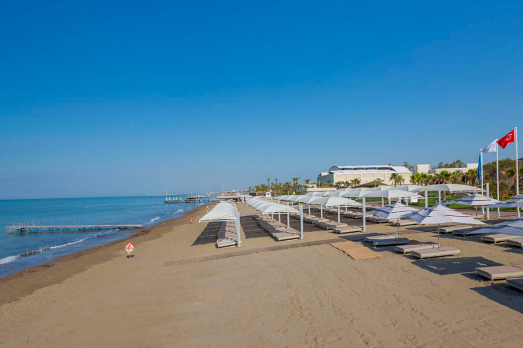 Hotel Gural Premier Belek - zadaszone leżaki na plaży
