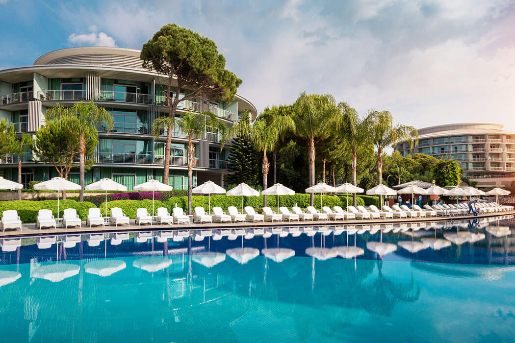 Hotel Calista Luxury Resort - basen główny z leżakami