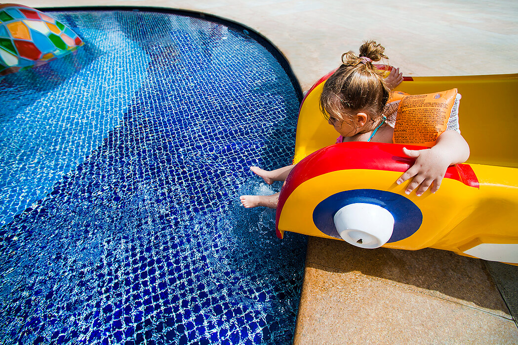 Hotel Calista Luxury Resort - dziecko na zjeżdżalni