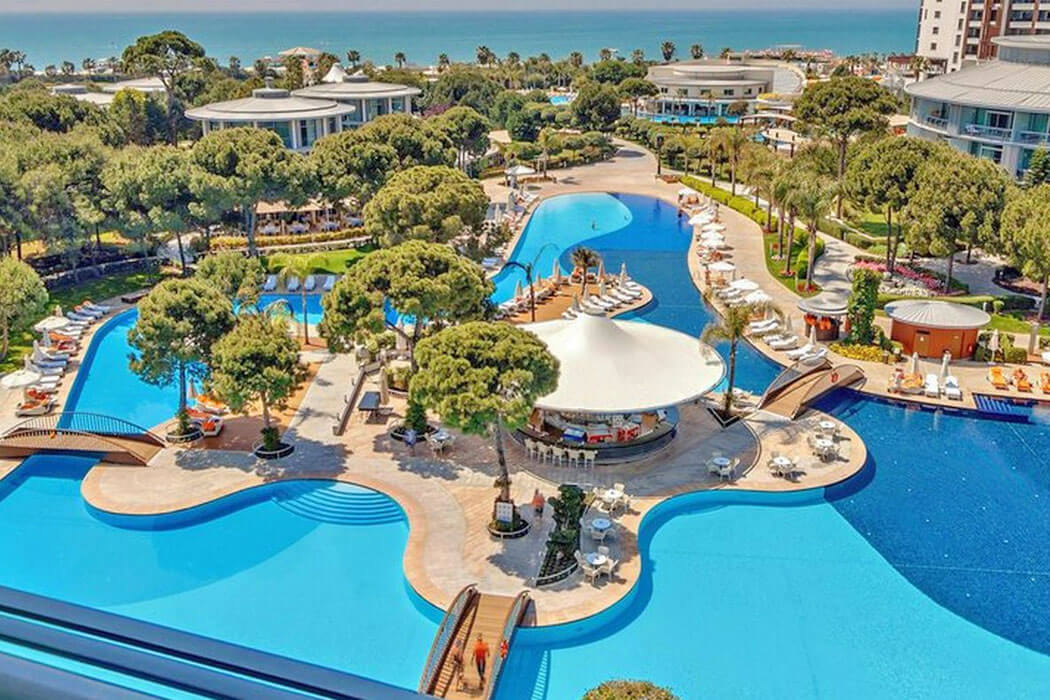 Hotel Calista Luxury Resort - widok na basen główny i morze