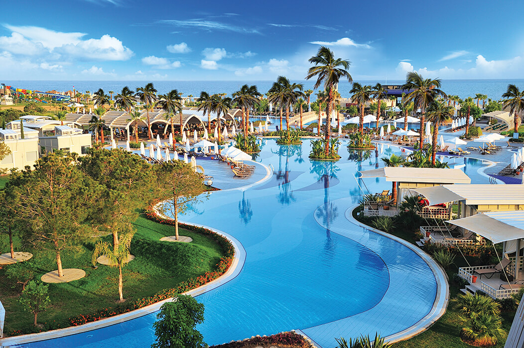 Hotel Susesi Luxury - basen pośród palm