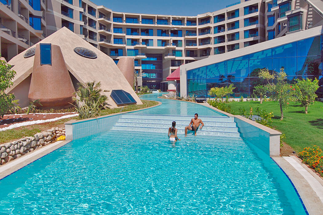 Susesi Luxury Resort Hotel - para w basenie