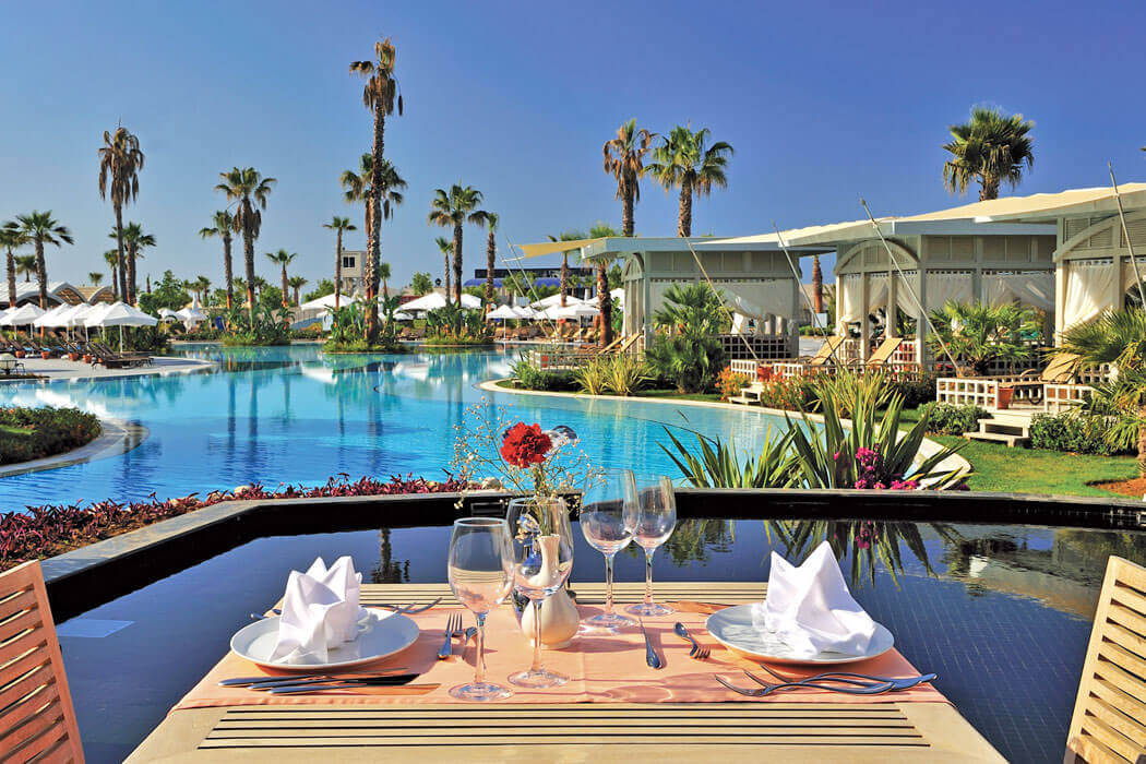 Hotel Susesi Luxury Resort - stolik przy basenie