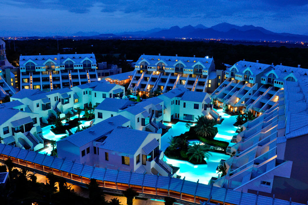 Hotel Susesi Luxury Resort - widok z góry na hotel wieczorową porą