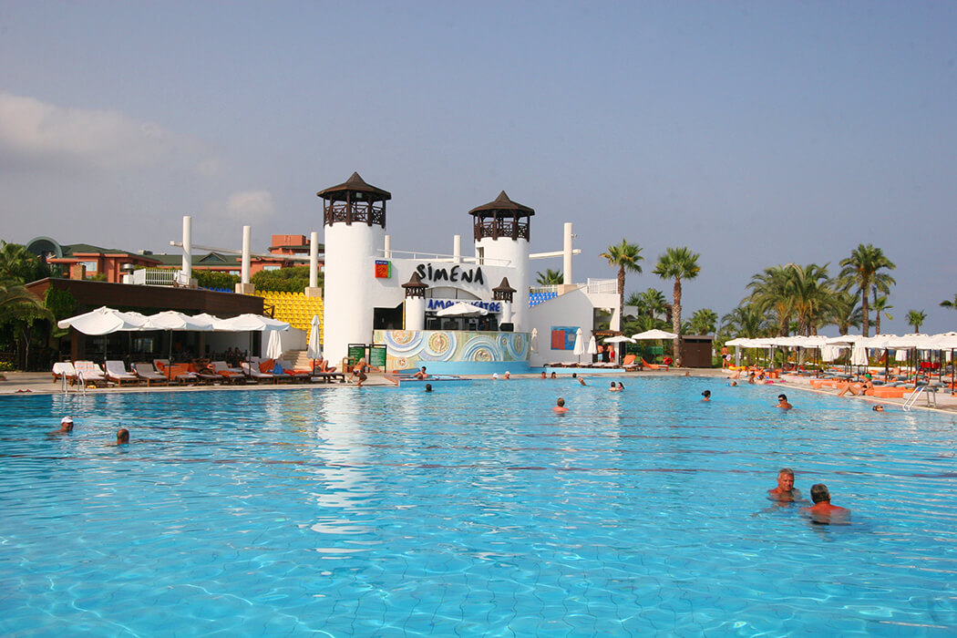 Hotel Emelda Sun Club - ludzie kąpią się w basenie