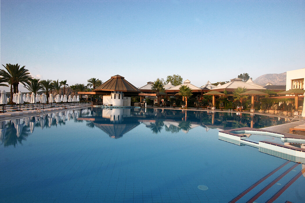 Hotel Emelda Sun Club - widok z basenu na bar