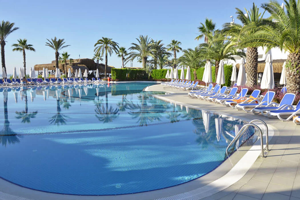 Hotel Emelda Sun Club - leżaki przy basenie