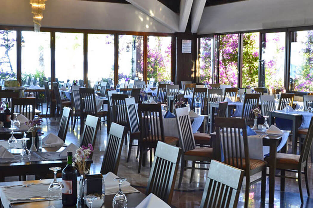 Hotel Emelda Sun Club - stoliki w restauracji