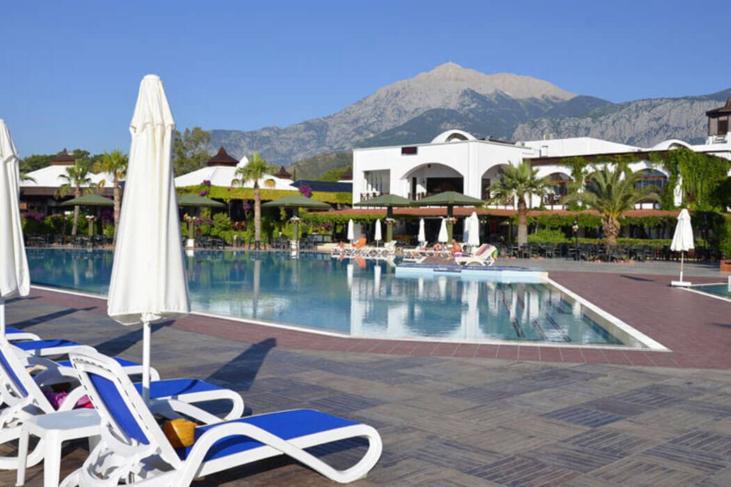 Hotel Emelda Sun Club - widok na basen i na góry