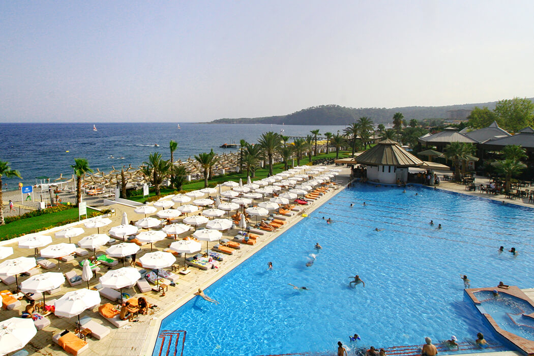 Hotel Emelda Sun Club - widok na basen i plażę
