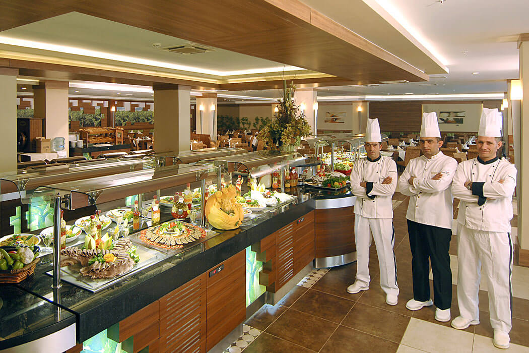 Ambassador Plaza Hotel - kucharze w restauracji