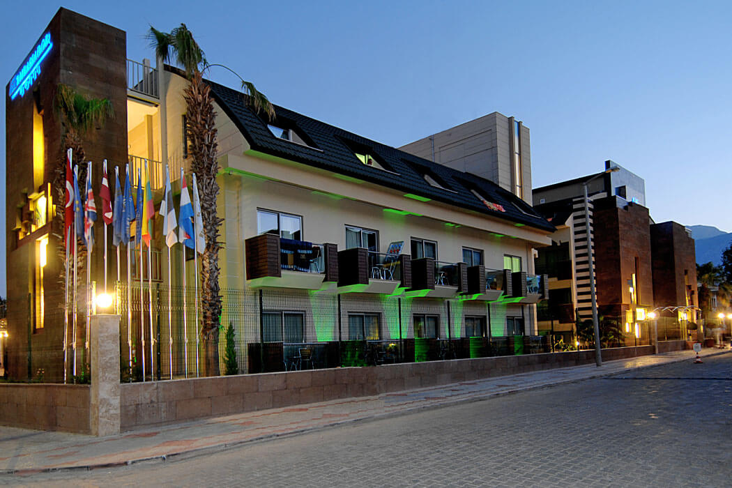 Ambassador Plaza Hotel - oświetlony hotel