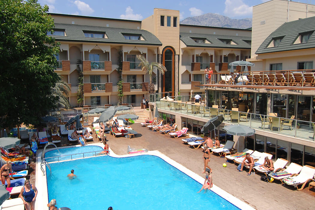 Ambassador Plaza Hotel - relaks przy basenie