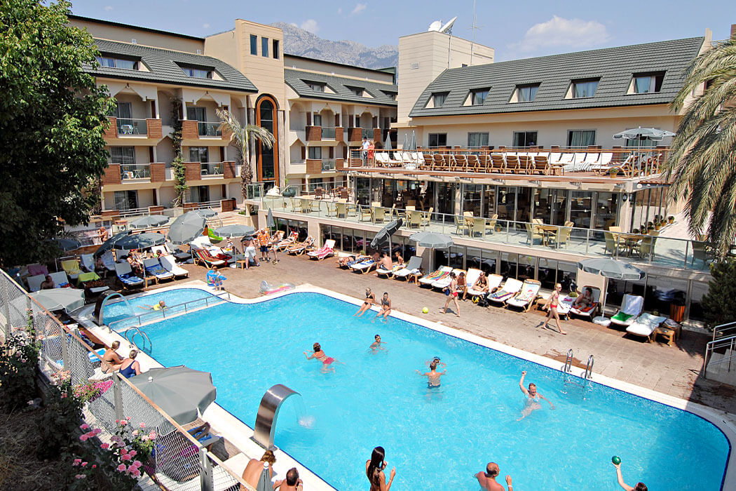 Ambassador Plaza Hotel - relaks w basenie